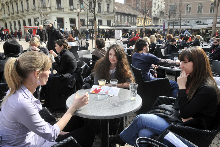 Zagreb, 240210. Cvjetni trg.Sunce i toplo vrijeme izmamilo je ljude da kavu popiju vani na terasi kafica.Foto: Bruno Konjevic / CROPIX