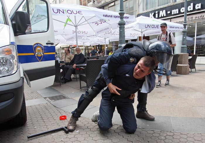 Zagreb, 190610.U Zagrebu su danas odrzan Gay Pride. Na slici: Policija je privela neke prosvjednike protiv homoseksualaca.Foto: Miso Lisanin / CROPIX