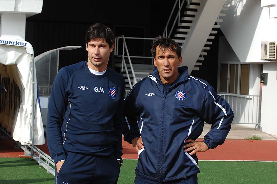 Split, 311010.Danas je na Hajdukovom stadionu prvi trening odrzao novi trener Hajduka Goran Vucevic koji se pred novinarima ukazao samo jedan minut.Na fotografiji: Goran Vucevic i Zlatko Vujevic.Foto: Mario Todoric / CROPIX