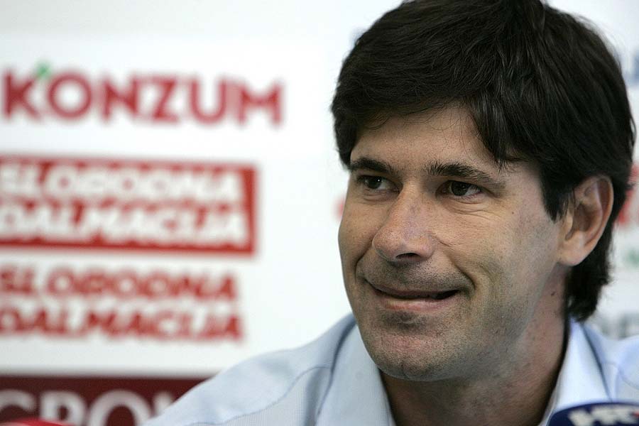 Split, 271008.Stadion Poljud u Splitu.Goran Vucevic, sada vec bivsi trener Hajduka, tijekom konferencije za novinare u Plavom salonu.Foto: Jakov Prkic / Cropix