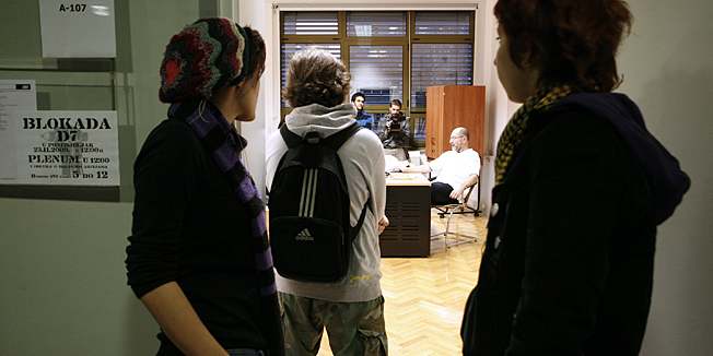 Zagreb, 231109.Blokada Filozofskog fakulteta u Zagrebu. Studenti su na danasnjem plenumu izglasali blokadu rada fakulteta.Na slici: redari iz redova studenata prekidaju nastavu.Foto: Sandra Simunovic / CROPIX