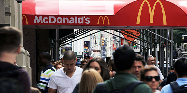 NEW YORK - SEPTEMBER 09: People walk by a McDonalds on September 9, 2010 in New York City. Helped by sales of its pricier blended frozen drinks, the world's largest hamburger chain saw same-store sales rise 4.9% in August from a year ago. In Europe, its largest revenue market, McDonald's Corp reported softer-than-expected sales.   Spencer Platt/Getty Images/AFP== FOR NEWSPAPERS, INTERNET, TELCOS & TELEVISION USE ONLY ==