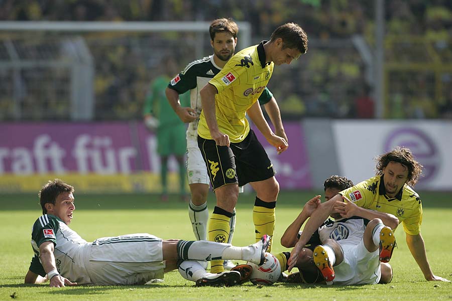 Wolfsburg's Mario Mandzukic of Croatia, Wolfsburgs Diego of Brazil, Dortmund's Sebastian Kehl, Wolfsburg's Neven Subotic of Serbia and Dortmund's Josua of Brazil, from left, challenge for the ball during the German first division Bundesliga soccer match Borussia Dortmund vs VfL Wolfsburg in Dortmund, Germany, on Saturday, Sept. 11, 2010. (AP Photo/dapd, Juergen Schwarz) ** NO MOBILE USE UNTIL 2 HOURS AFTER THE MATCH, WEBSITE USERS ARE OBLIGED TO COMPLY WITH DFL-RESTRICTIONS, SEE INSTRUCTIONS FOR DETAILS **