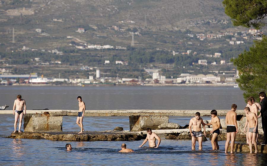 Split, 041110.Navijaci Zenita prepraceni su uz jake snage sigurnosti od splitskog aerodroma do Bena na Marjanu gdje su se kupali, a jedan navijac je priveden zbog majice sa cetnickim simbolima i pirotehnickih sredstava s kojima je uhvacen. Navijaci Zenita dosli su u Split uoci utakmice Zenit - Hajduk.Na slici: kupanje navijaca Zenita.Foto: Ante Cizmic / CROPIX