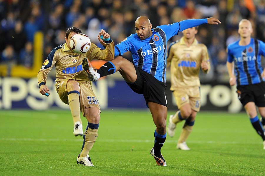 Dinamo Zagreb's Leandro Cufre (L) and Club Brugge's Wilfried Dalmat (R) fight for the ball during their group D Europa League football match, between Belgian football Club Brugge and Croatian Dinamo Zagreb, in Bruges on November 4, 2010, the fourth day of the group stage. AFP PHOTO / BELGA / BRUNO FAHY - YORICK JANSENS