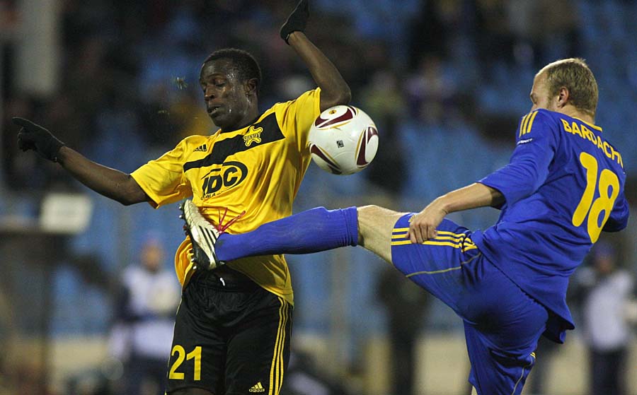 BATE Borisov's Maksim Bordachev, right,   fights for the ball with Andre Diedhio of Sheriff, Tiraspol, Moldova, during their Europa League, Group E, soccer match in Minsk, Belarus, Thursday, Nov. 4, 2010. (AP Photo/Sergei Grits)