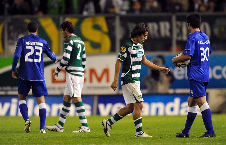 Sporting Lisbon's Midfielder Andre Santos reacts (2ndR) during their UEFA Europa League group C football match against Gent, on November 4, 2010, at the Jules Ottenstadion stadium in Ghent. Gent won ended 3-1. AFP PHOTO / JOHN THYS
