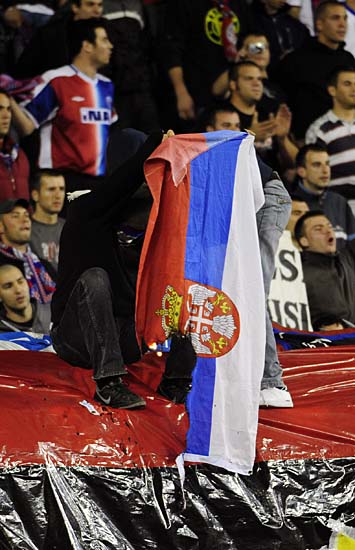Split, 041110. Stadion u Poljudu.  Nogometna utakmica 4. kola skupine G Europske lige izmedju HNK Hajduka i ruskog FC Zenita.Na slici: maskirani pripadnik Torcide je zapalio srpsku zastavu.Foto: Nikola Vilic / CROPIX             