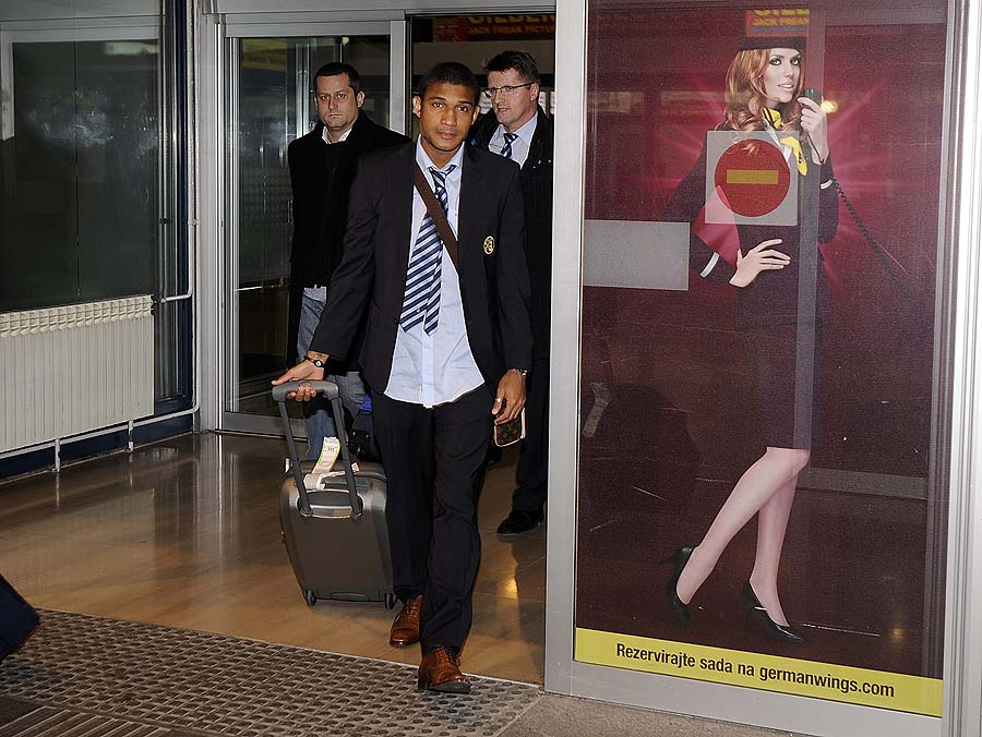 Zagreb, 051110.Veceras su u zagrebacku zracnu luku Pleso doputovali nogometasi NK Dinamo. Doputovali su iz Bruggea gdje su veceras slavili sa 2:0 protiv Club Bruggea.Na slici: igrac NK Dinamo Jorge Sammir.Foto: Sime Sokota / CROPIX