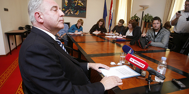 Zagreb, 051110.Bivsi premjer Hrvatske i bivsi prvi covjek HDZ-a Ivo Sanader odrzao je press konferenciju u Hrvatskom Saboru zestoko se obrusivsi na premijerku Jadranku Kosor.Foto: Damjan Tadic / CROPIX