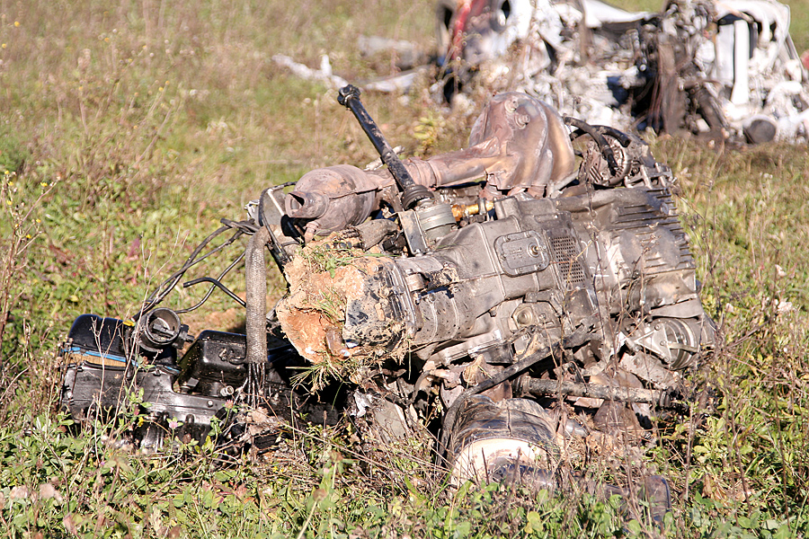 Bosiljevo, 051110.U teskoj nesreci koja se oko 21.15 sati dogodila na A6 nedaleko cvora Bosiljevo u smjeru Rijeke stradao je svojim Ferrarijem automobilisticki as Marin Colak, njegova suputnica je smrtno stradala, a automobil je unisten i izgoren.Na fotografiji je motor Ferrarija.Foto: Mario Pusic / Cropix