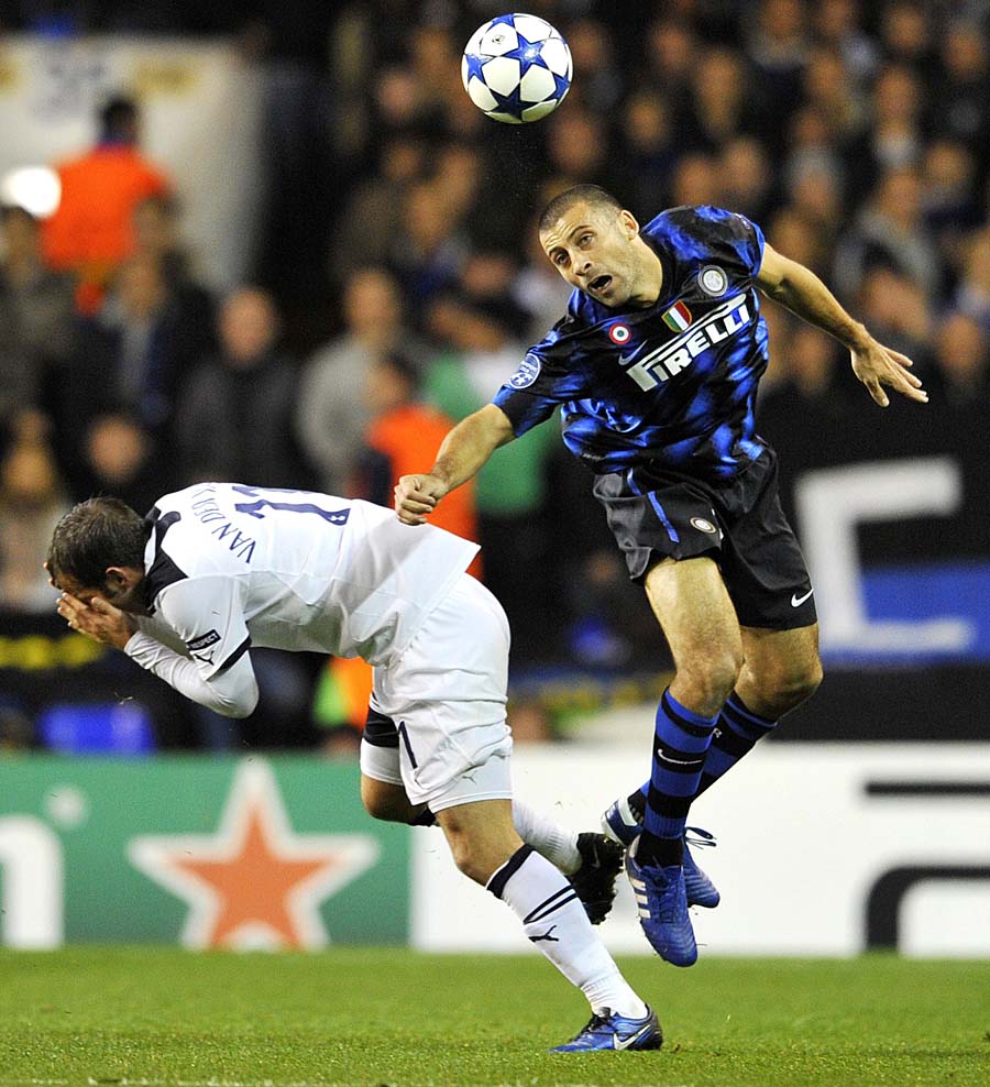 Inter Milan's Argentine defender Walter Samuel (R) vies with Tottenham Hotspur's Dutch midfielder Rafael van der Vaart (L) during their UEFA Champions League group A match against Tottenham Hotspur at White Hart Lane, in London, on November 2, 2010. AFP PHOTO/GLYN KIRK