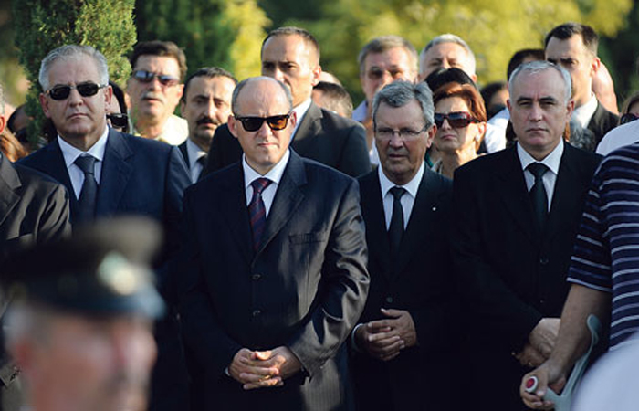 ****6 stupaca - 4 stranaSplit, 030909.Gradsko groblje Lovrinac.Pogreb bivseg gradonacelnika Splita Zvonimira Puljica.Na fotografiji: bivsi premijer Ivo Sanader, Zivko Bacic, Jerko Rosin, Zivko Nenadic.Foto: Nikola Vilic / CROPIX