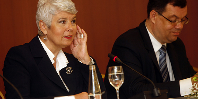 Opatija, 080910.U opatijskom hotelu Ambasador odrzana je sjednica Povjerenstva vlade za koordinaciju i pracenje turisticke sezone 2010. Sjednicom je predsjedavala premijerka Jadranka Kosor, a izneseni su dosadasnji rezultati ovogodisnje turisticke sezone.Na slici: premijerka Kosor i ministar turizma Damir Bajs.Foto: Tea Cimas / Cropix