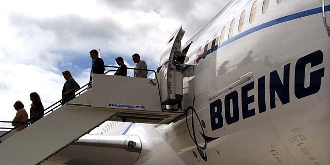 (FILES) Guests exit a Boeing 787 Dreamliner aircraft at the Farnborough Airshow, Hampshire, on July 18, 2010. US aerospace giant Boeing on October 20, 2010 posted third-quarter profit of 837 million dollars, better than the prior quarter on the back of higher commercial airplane volume. AFP PHOTO / BEN STANSALL / FILES