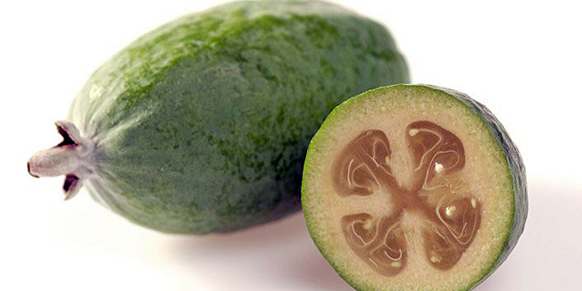 Dubrovnik, 101110.Dubrovcanima je ispred palace Sponza u povijesnoj jezgri Grada predstavljena nova vrsta egzoticnog voca koje se zove feijoa. Ima vrlo neobicnu aromu kao neobicnu mjesavinu aroma ananasa, banane i jagode. Plod tezine 25 -100 grama sadrzi male sjemenke koje ne smetaju pri jelu. Imaju osobinu da ne trunu i drze se dosta dugo. Feijoa je suptropska biljka ali izvrsno podnosi zimske hladnoce. Foto: Ahmet Kalajdzic