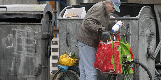 Zagreb, 110308.Odluka o komunalnom redu i dalje je glavni predmet rasprave u metrpoli. Gradonacelnik Milan Bandic priznao je da njihova najnovija odluka nije u potpunosti razraðena, te najavio da ce pogreke ispraviti. Naime, od srpnja ove godine trebao bi stupiti na snagu novi komunalni red koji ce najvise pogoditi one gradjane koji prezivljavaju skupljanjem plasticnih i staklenih boca, a kontraverzna odluka je u Zagrebu digla prasinu. Novi pravilnik tako zabranjuje prekopavanje po kantama za smece, a one gradjane koje komunalni redari uhvate na licu mjesta kaznit ce sa 300 kuna.Foto: Elvir Tabakovic / CROPIX