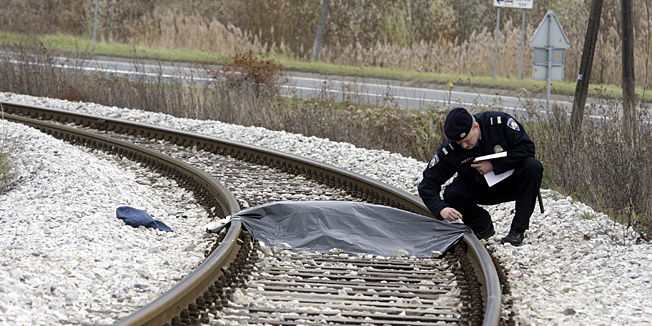 Varazdin, 121110.U Lepoglavi vlak je naletio na 90 godisnju staricu i na mjestu usmrtio. Na slici: policija vrsi ocevid.Foto: Zeljko Hajdinjak / CROPIX