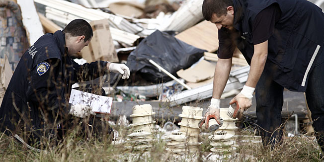 Zagreb, 121110.Pronadjen je radioaktivni otpad na Oranicama na livadi pored Kopacevskog puta, na teren je policija i ekipa Drzavnog zavoda za radiolosku i nuklearnu sigurnost i Ministarstvo za zastitu okolisa. Radi se o odbacenim dojavljivacima za pozar. Na slici: policija skuplja dojavljivace za pozar.Foto: Dragan Matic / Cropix
