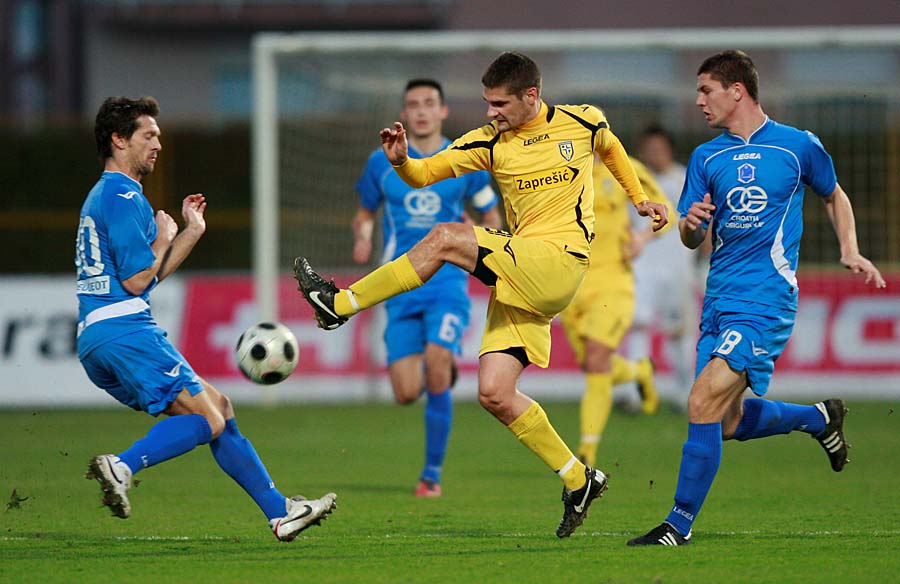 Zapresic, 131110.Stadion Intera.Prva HNL, 15. kolo. Utakmica NK Inter Zapresic - NK Varazdin.Na fotografiji: detalj iz igre.Foto: Ronald Gorsic / CROPIX