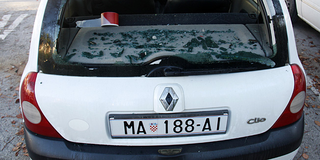 Makarska, 141110U Makarskoj se oko 1 sat ujutro dogodio incident u kojem je grupa mladih unistavala gradsku imovinu. U incidentu je unisten semafor i betonske kante za otpatke. Stradao je i Renault Clio Gradskog redarstva Makarska kojem su razbijena stakla. Automobil redarstva je razbijen komadima betonske kante za otpatke, navodno nakon akcije redarstva i policije koji su priveli nekoliko maloljenika zbog opijanja. Na slici: razbijeni automobil Gradskog redarstva.Foto: Ivo Ravlic / CROPIX