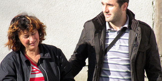 Sisak, 141110.Istraznom sucu zupanijskog suda u Sisku u nedjelju prijepodne privedena je Nena Kauguri iz Gline, osumnjicena da je ubila svojeg nevjencanog supruga Zeljka Badovinca iz Gline. Ona je policiji priznala da je nozem ispod pazuha ubola svojeg supruga u cetvrtak 11. studenoga navecer. Badovinac je umro u sisackoj bolnici. Zena je policiji najprije tvrdila da se Badovinac sam ozlijedio jer je razbio staklena vrata.Foto: Mate Piskor / CROPIX                                