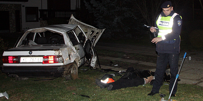 Koprivnica, 141110.U ranim jutarnjim satima na ulazu u Koprivnicki Ivanec dogodila se prometna nesreca u kojoj je zbog alkoholiziranosti i prevelike brzine poginuo suvozac u BMW-u.Na slici: Ocevid prometne nesrece u Koprivnickom Ivancu.Foto: Nikola Wolf / Cropix / Podravski list