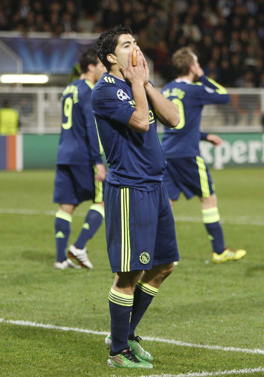  Ajax Amsterdam's Luis Sarez, reacts after missing a goal during the Champions League Group G match Auxerre against Ajax Amsterdam , at Abbe Deschamps stadium, in Auxerre central France, Wednesday, Nov. 3, 2010.  Auxerre defeated Ajax Amsterdam 2-1. (AP Photo/Michel Euler)