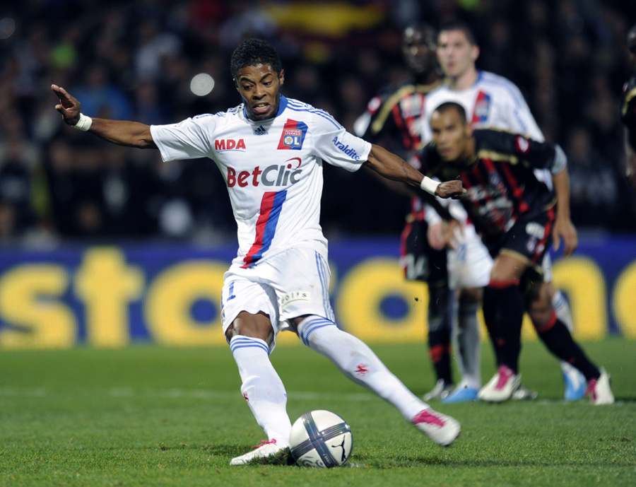 Lyon's Brazilian midfielder Michel Bastos kicks and misses a penalty during the French L1 football match Lyon versus Nice on November 14, 2010 at the Gerland stadium in Lyon, southeastern France. AFP PHOTO/PHILIPPE DESMAZES