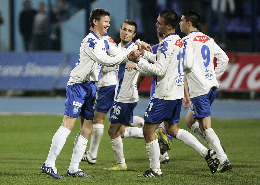 Osijek, 131110.Stadion Gradski vrtPrva HNL, utakmica NK Osijek - NK Slaven Belupo.Na slici: Dino Spehar (28, prvi lijevo) slavi sa suigracima svoj prvi gol za Osijek.Foto: Vlado Kos / CROPIX