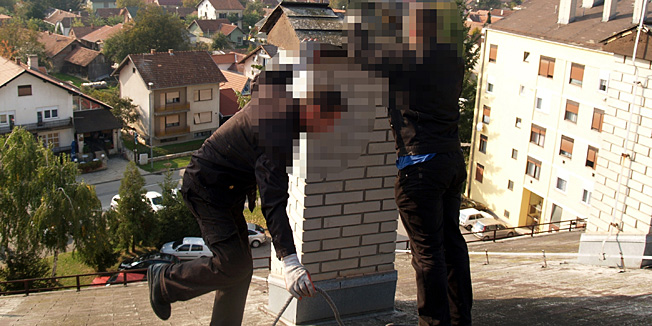 Koprivnica, 101008.Opcinski sud u Koprivnici dimnjacara s podrucja Podravine pravomocno je osudio na osam mjeseci uvjetnog zatvora zbog bludnih radnji s maloljetnom osobom.Na slici: Dimnjacari ciste dimnjak na krovu koprivnickih zgrada.Foto: Goran Obran / CROPIX / Podravski list