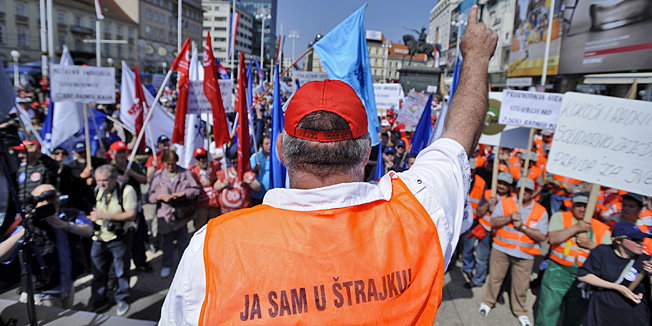 Zagreb, 010510.Trg bana Josipa Jelacica.Umjesto uobicajenih proslava 1. svibnja, Medjunarodnog praznika rada, sindikati su danas na trgovima najvecih hrvatskih gradova organizirali prosvjede protiv neodrzivog gospodarskog i socijalnog stanja u zemlji. Na glavnom zagrebackom trgu okupilo se oko 500 prosvjednikaNa fotografiji: sindikalac iz PPIV-a.Foto: Vjekoslav Skledar / CROPIX