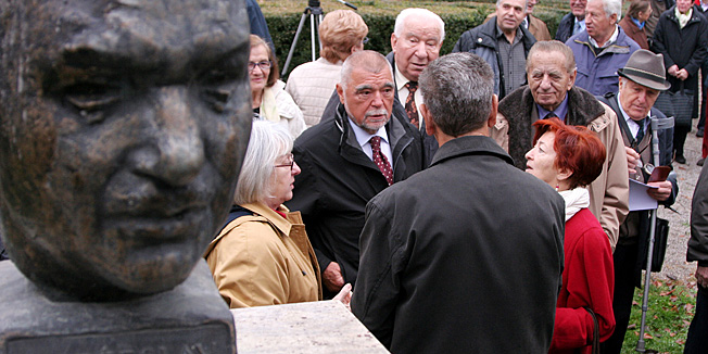 Karlovac, 171110.Antifasisticki skup u cast akcije Veceslava Holjevca i partizana u Drugom Svjetskom ratu na kojem je bio nazocan i bivsi hrvatski predsjednik Stjepan Mesic.Na fotografiji: Stipe Mesic.Foto: Mario Pusic / Cropix