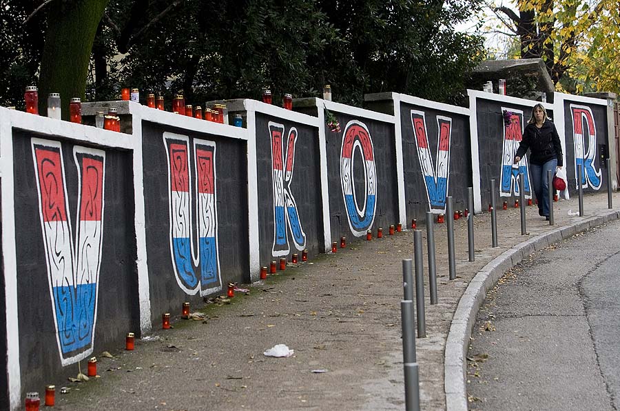 Rijeka, 171110.Povodom obiljezavanja obljetnice stradavanja grada Vukovara u Domovinskom ratu clanovi navijacke skupine Armada rijeckog prvoligasa su proteklih dana grafitima oslikali dio  zida u Vukovarskoj ulici.Foto: Zeljko Sop / CROPIX