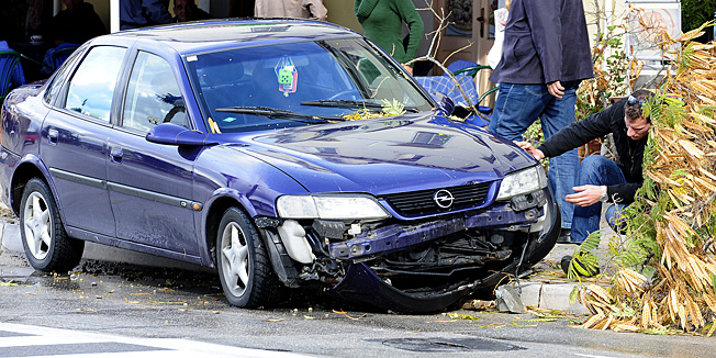 Sibenik, 181110.Zbog nepriladjene brzine vozac Opel Vectre izgubio je kontrolu nad vozilom popeo se na nogostup sibenske rive odmah pokraj terase kafica i restorana, sva sreca sto su dva stabla ublazila udarac jer da se direktno zabio u terasu, posljedice su mogle biti kobne.Foto: Niksa Stipanicev / CROPIX