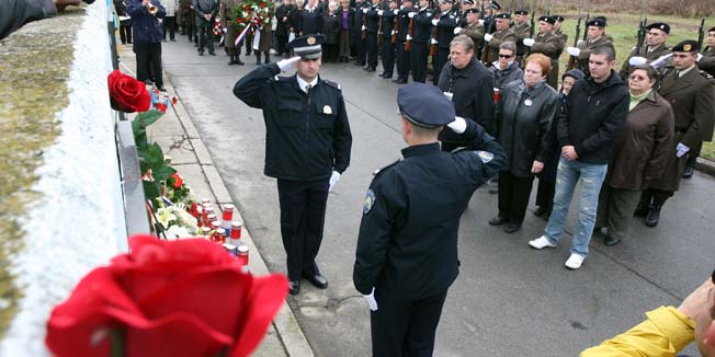 Vukovar, 191110.Na 19. godisnjicu stradanja, kolonom sjecanja - u kojoj je bilo oko 4.000 Vukovaraca - od rusevina Borovo Commercea preko Trpinjske ceste do crkve Gospe Fatimske odana je u petak pocast zrtvama obrane Borova naselja. Na fotografiji: vukovarske majke polazu vijenac.Foto: Damir Glibusic / CROPIX