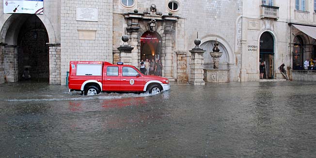 Dubrovnik, 210610.Uslijed jakog pljuska koje je padalo na podrucju Dubrovnik poplavljen je centr Dubrovnika.Na fotografiji: Stradun pod vodom.Foto: Mark Thomas / DUBROVACKI VJESNIK / CROPIX