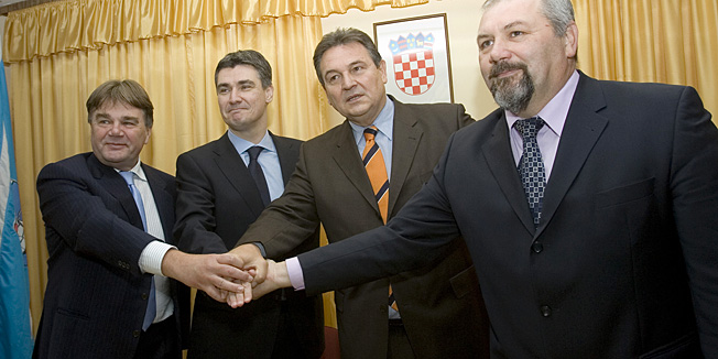 Kastav, 231110.Danas su se na Kastvu okupili celnici i clanovi politickih stranaka takozvane Kukuriku koalicije. Koalicija je sastavljen od stranaka : SDP, HNS, IDS i HSU. Deklaraciju koja je programska osnova za nastup na iducim parlamentarnim izborima potpisali su Ivan Jakovcic - IDS, Radimir Cacic - HNS, Zoran Milanovic - SDP i Silvano Hrelja - HSU. Deklaracija je potpisana u Vijecnici grada Kastva.Foto: Zeljko Sop / CROPIX