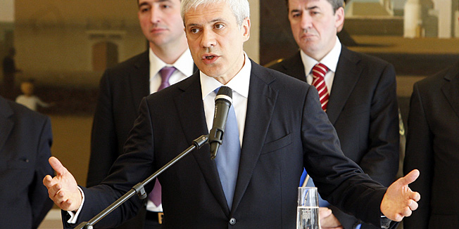 Zagreb, 241110.Ured Predsjednika.Srbijanski predsjednik Boris Tadic dosao je u dvodnevni sluzbeni posjet Hrvatskoj. Prvog dana posjeta Tadic se sastao sa svojim domacinom, hrvatskim predsjednikom Ivom Josipovicem.Na fotografiji: Izjave dvojce predsjednika nakon susreta.Foto: Davor Pongracic / CROPIX