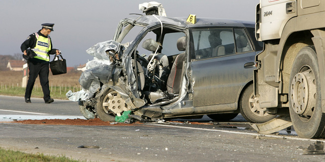 Djakovo, 251110.Na djakovackoj zaobilaznici u teskoj prometnoj nesreci poginuo je vozac (41 godinu) osobnog automobila Kia Rio iz Djakova, nesreca se dogodila nakon sto je vozac Kie pretjecao kamion te se direktno zabio u drugi kamion koji mu je dolazio u susret. Nesreca se dogodila u 12,40 sati a djakovacka policija je na mjesto dogadjaja pustila samo lokalne medije, tv i novine dok su ostali morali cekati vise od sat vremena.Foto: Vlado Kos / CROPIX