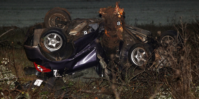 Rovinjsko selo, 271110.Prometna nesreca sa dvije mladje muske poginule osobe. Naime zbog neprilagodjene brzine i kliske ceste iz smjera Putini prema Rovinjskom selu oko 3:30 doslo je do izljetanja vozila marke peguot 307 koje je udarilo o stablo tresnje te se omotalo oko njega. Vozac automobila i suvozac su na mjestu poginuli. Foto: Srecko Niketic / CROPIX