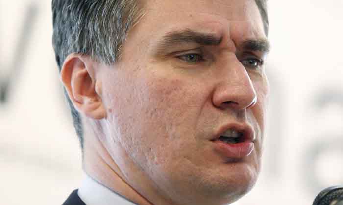 Zagreb, 271110.Sarajevska cesta 41.Hotel Porin.10. izborna skupstina Socijaldemokratskog foruma zena SDP-a, na kojoj je vise od 300 izaslanica izabralo novo vodstvo, usvojilo novi Statut, Program i Deklaraciju skupstine. Skupu se obratio i predsjednik SDP-a Zoran Milanovic.Na slici: Govor Zorana Milanovica.Foto: Goran Mehkek / Cropix