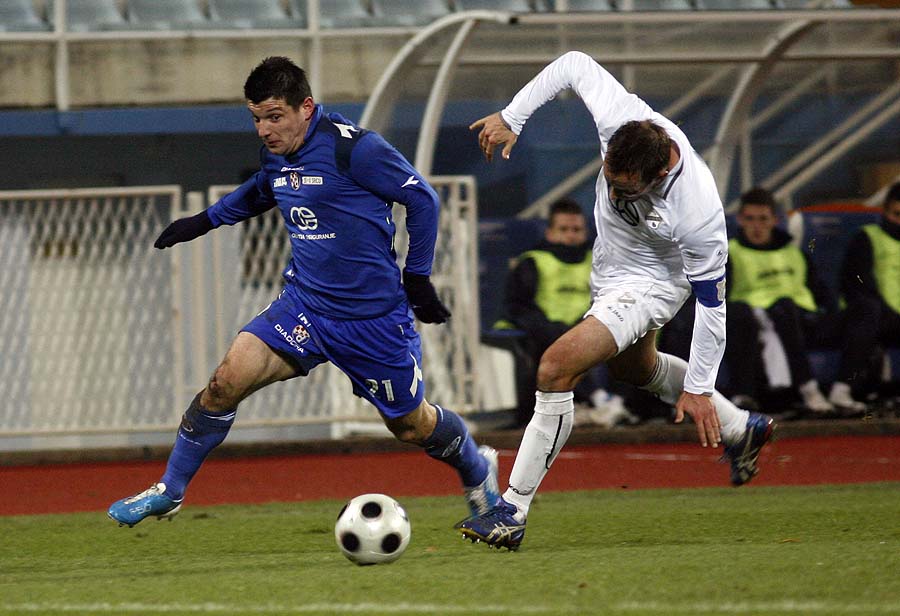 Rijeka, 271110.Stadion Kantrida. Nogometna utakmica 17. kola Prve HNL,seniori, NK Rijeka - NK Dinamo. Igraci Rijeke nastupili su u bijelim, a Dinama u plavim dresovima. Na slici: Fatos Beqiraj (Dinamo) i Fausto Budicin (Rijeka)Foto: Tea Cimas / Cropix