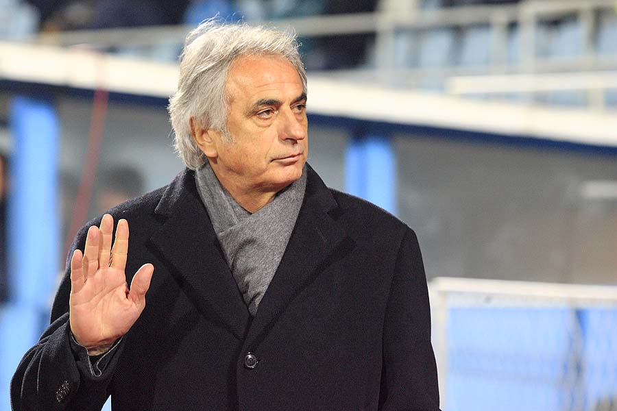 Rijeka, 271110.Stadion Kantrida. Nogometna utakmica 17. kola Prve HNL,seniori, NK Rijeka - NK Dinamo. Igraci Rijeke nastupili su u bijelim, a Dinama u plavim dresovima. Prvo poluvrijeme zavrsilo je vodstvom Dinama sa rezultatom 1:0.Na slici: Trener Dinama, Vahil Halilhodzic.Foto: Davor Zunic / Cropix