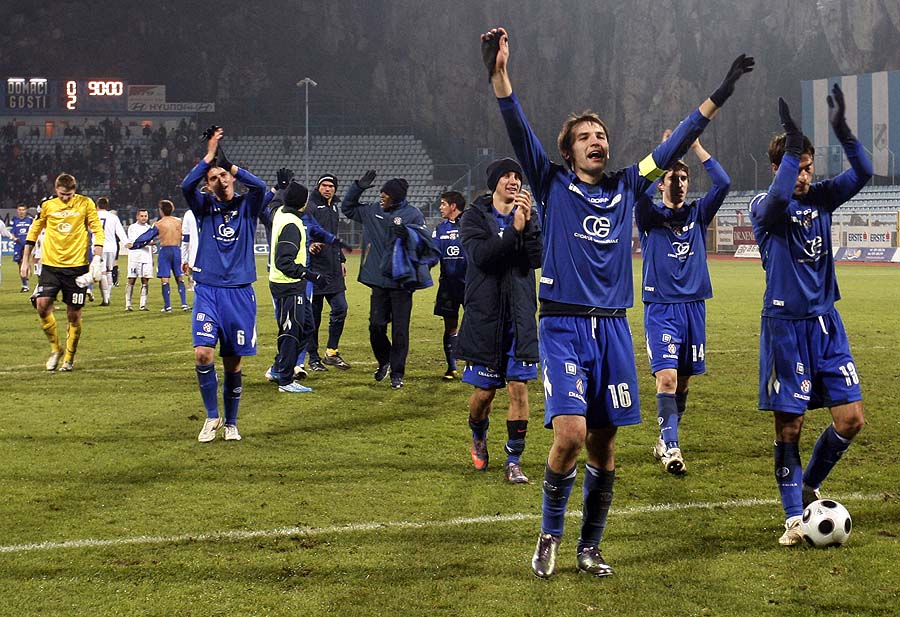 Rijeka, 271110.Stadion Kantrida. Nogometna utakmica 17. kola Prve HNL,seniori, NK Rijeka - NK Dinamo. Igraci Rijeke nastupili su u bijelim, a Dinama u plavim dresovima. Utakmica je zavrsila je pobjedom Dinama sa rezultatom 0:2.Na slici: slavlje igraca Dinama.Foto: Tea Cimas / Cropix