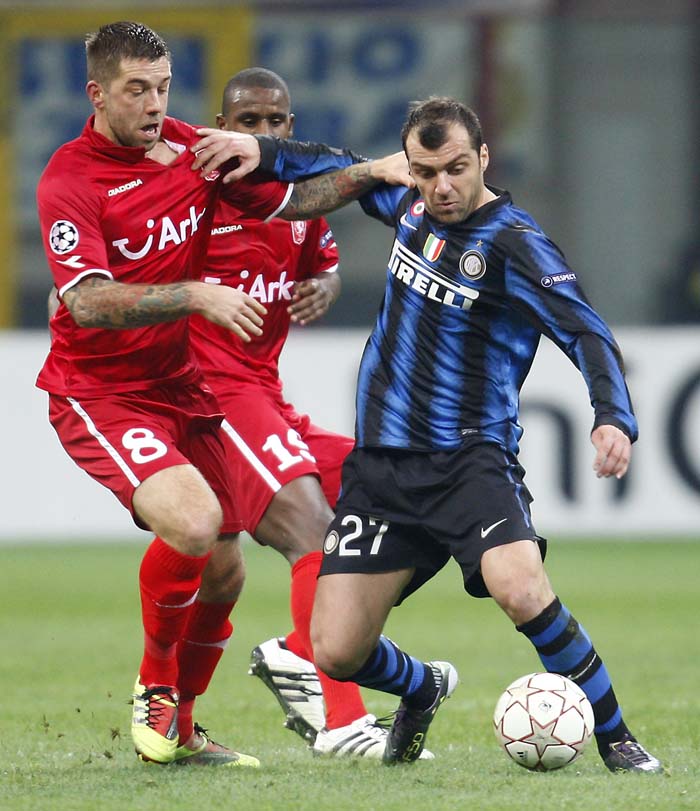 Inter Milan forward Goran Pandev, right, of Macedonia, challenges for the ball with Twente Enschede midfielder Theo Janssen during a Champions League, Group A, soccer match between Inter Milan and Twente Enschede at the San Siro stadium in Milan, Italy, Wednesday, Nov. 24, 2010. (AP Photo/Antonio Calanni)