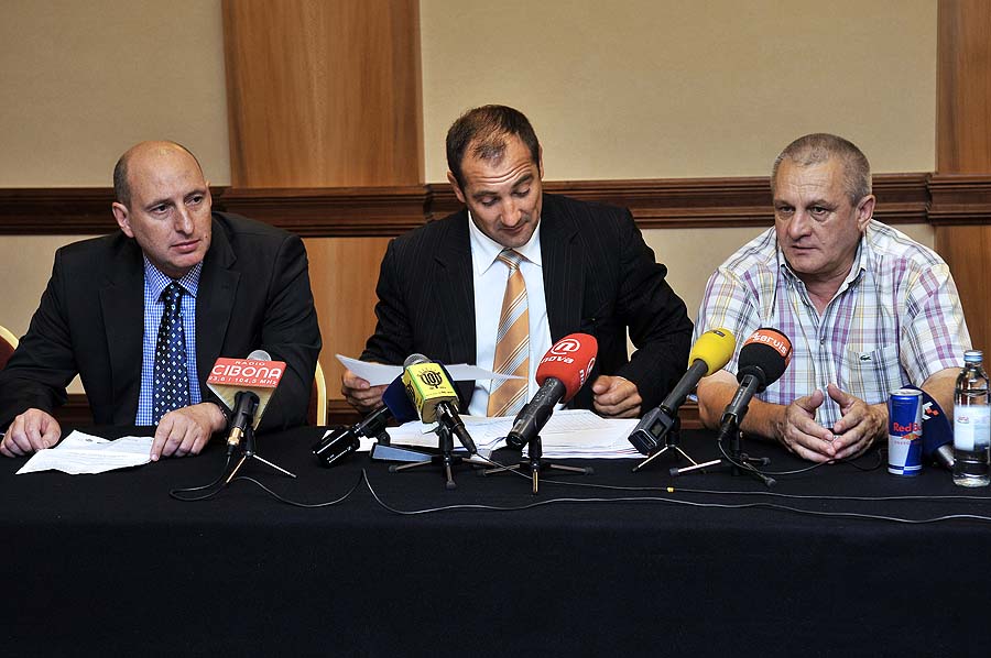 Zagreb, 170609.Hotel WestinPress konferencija povodom izbora novog predsjednika Udruge profesionalnih klubova prve hrvatske nogometne lige, Roberta Markulina (direktor NK Slaven Belupo).Na slici: Robert Markulin, dosadasnji predsednik Igor Stimac i tajnik udruge Nevenko Herjavec.Foto: Boris Kovacev / CROPIX