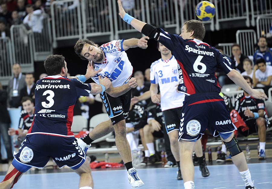 Zagreb, 281110.Rukometna liga prvaka. 6. kolo, grupa D.Trenutno se u Areni Zagreb odigrava 6. kolo grupe D rukometne Lige prvaka izmedju domacina RK Croatia osiguranje Zagreb i gosta, njemackog RK Flensburg-Handewitt.Na slici: Marko Kopljar u napadu.Foto: Sime Sokota / CROPIX