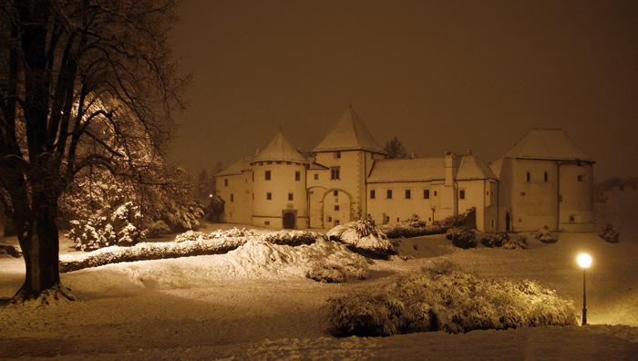 Varazdin, 281110.Snijeg u Varazdinu pada cijelo poslijepodne, sto prolaznicima u staroj jezgri pruza nezaboravan pogled na barokne palace, crkve i stari grad pod snijegom. Varazdinska jezgra jedna je od najocuvanijih starih gradskih jezgri u ovom dijelu Europe, a najocuvanija je barokna jezgra u Hrvatskoj.Foto: Andrej Svoger / Cropix