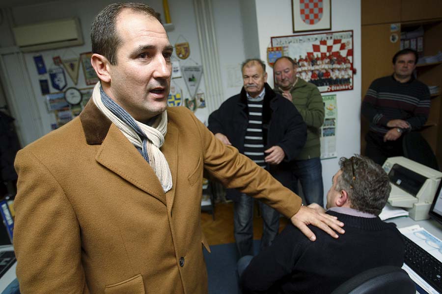 Zagreb, 281110.Kutija Sibica. Remetinecka 75.Skupstina Zagrebackog nogometnog saveza dala je s 11:3 podrsku Igoru Stimcu za predsjednika Hrvatskog nogometnog saveza.Na slici: Igor Stimac u prostorijama Saveza.Foto: Goran Mehkek / Cropix